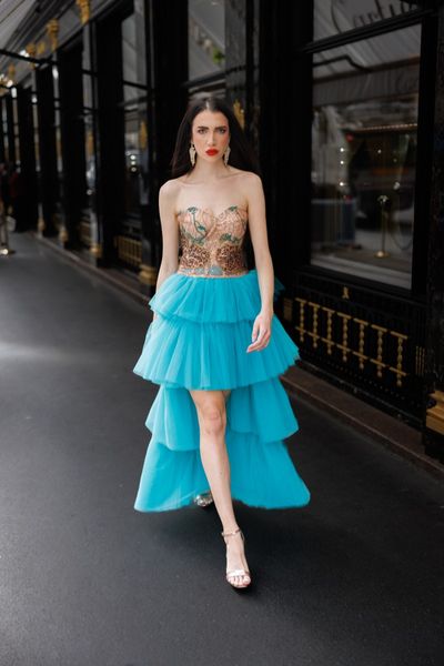 Rochie SOLARIA AZZURO asimetrica, scurta si fata si lunga in spate, cu corset, fara maneci, in partea de sus dintr-o tesatura tip plasa cu aplicatii din material cu design animal print si paiete