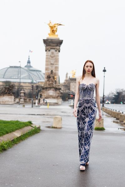 Rochie STRONG DREAM lunga, fara maneci, bleumarin, in partea de sus cu un corset din satin elastic bleumarin peste care am aplicat tul bleumarin cu broderie de micropaiete si margele argintii