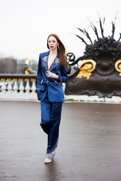 Costum STRONG SPIDER, format din sacou cu maneci lungi, pantaloni lungi, din satin elastic bleumarin, accesorizat cu tul elastic bleumarin cu broderie de micropaiete si margele argintii