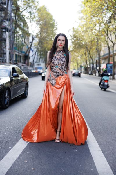 Rochie SOLARIA ORANGE, lunga, fara maneci, confectionata in partea de sus dintr-o tesatura tip plasa cu aplicatii din material cu design animal print si paiete, iar in partea de jos dintr-o tesatura elastica cu pelicula portocalie lucioasa
