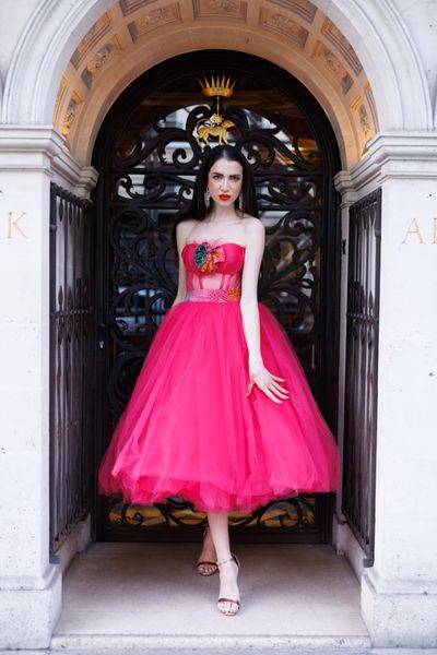 Rochie SOLARIA BALLERINA midi, cu corset fuchsia, fara maneci, din tul fuchsia, cu aplicatii din tul cu insertii din catifea si cristale, dublura din satin elastic fuchsia