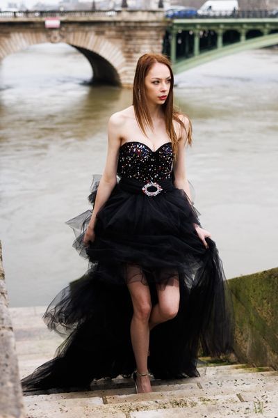 Rochie STRONG MISTERY asimetrica, scurta si fata si lunga in spate, (fiind formata din 2 parti, o parte scurta si o parte lunga care se aplica, ca si trena, detasabila) in partea de sus corset, fara maneci, cu spatele gol