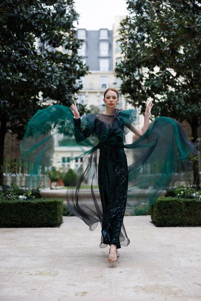 Rochie STRONG EMERALD lunga, asimetrica in partea de sus, doar cu o maneca lunga, pe corp, din catifea neagra cu insertii stralucitoare argintii, cu organza verde si neagra aplicata in partea de sus a rochiei