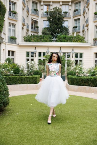 Rochie SOLARIA LOVE din voal alb cu broderie din flori mari si paiete, pe culorile roz, verde deschis, fuchsia, gri, galben, si voal alb, cu insertii mici, lucioase, tip balerina, fara maneci