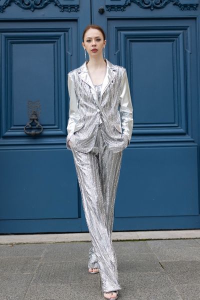 Costum STRONG SILVER, format din sacou cu maneci lungi, pantaloni lungi si top cu bretele, din latex argintiu, peste care am aplicat tul negru cu broderie cu micropaiete si margele argintii, dublura din satin elastic argintiu