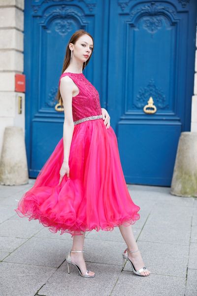 Rochie STRONG DOLL midi, fara maneci, in partea de sus din tul fuchsia cu broderie de micropaiete si margele fuchsia, aplicat peste material elastic fuchsia metalizat, in partea de jos din organza fuchsia in mai multe straturi, in talie, pe cordon