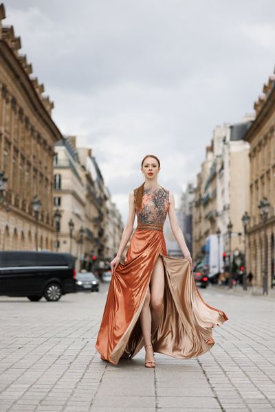 Rochie STRONG FEATHER lunga, fara maneci, in partea de sus din jacquard in culorile bej metalizat, cupru metalizat si negru metalizat cu model pene de paun, in partea de jos din material elastic cupru metalizat