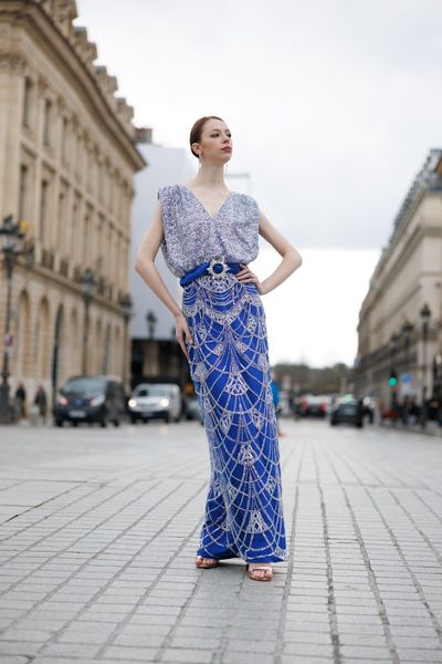 Rochie STRONG SEA lunga, fara maneci, cu decolteu, in partea de sus din tul albastru electric cu broderie din micropaiete argintii model uniform, in partea de jos tul albastru electric cu broderie din micropaiete si margele argintii model circular