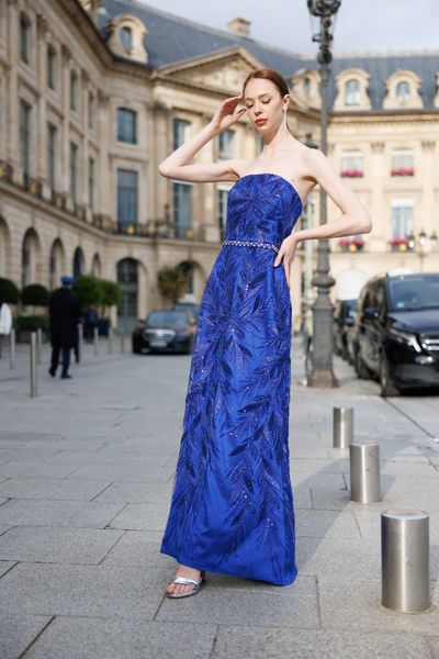 Rochie STRONG SKY lunga, fara maneci, cu decolteu si spatele gol, din tul albastru electric cu micropaiete si margele albastru electric aplicat peste material elastic albastru electric metalizat