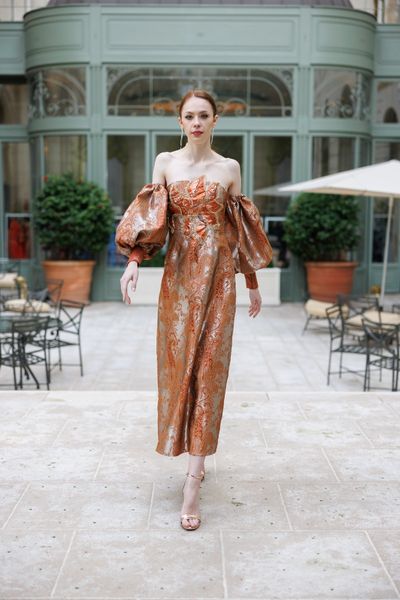 Rochie STRONG SWEET lunga, din jacquard cu model cu arabescuri intr-o combinatie de culori gri metalizat si cupru metalizat, cu maneci lungi bufante, detasabile, cu mansete din material elastic metalizat culoarea cupru