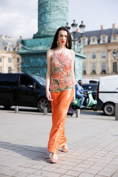 Rochie SOLARIA ORANGE LOVE, lunga, din tesatura elastica portocalie lucioasa, cu o tesatura tip plasa cu broderie din bumbac multicolor si paiete si cristale multicolore aplicate pe corset din zona bustului pana in talie, cu dublura din satin elastic