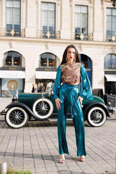 SALOPETA SOLARIA BLUE TIGER cu maneci lungi, cu pantaloni lungi si largi, din tesatura elastica cu pelicula lucioasa albastru petrol, iar in partea de sus, in fata, cu o tesatura tip plasa cu aplicatii din material cu design animal print si paiete