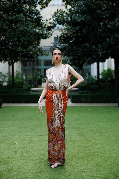 Rochie SOLARIA ORANGE SENSATION, lunga, fara maneci, dintr-o tesatura elastica cu pelicula portocalie lucioasa in partea de jos (fata si spate) si in partea de sus (in spate) si din voal cu aplicatii din broderie, paiete, brocart si lame