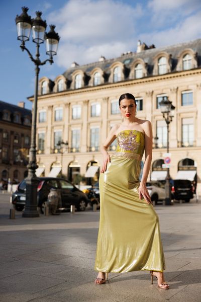 Rochie SOLARIA JARDIN, lunga, cu corset, fara maneci, in partea de sus din tul elastic verde deschis (nunta fistic) cu insertii din lurex aurii, argintii, roze, lila si verde fistic