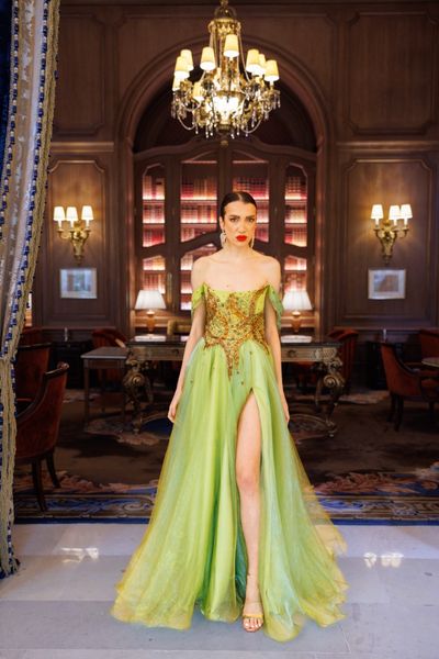 Rochie SOLARIA GREEN ICE lunga, cu corset, tip printesa, in partea de sus din voal verde deschis (fistic) cu insertii de broderie, paiete si margele verde deschis (fistic) si bronz, iar in partea de jos din organza irizata verde deschis 