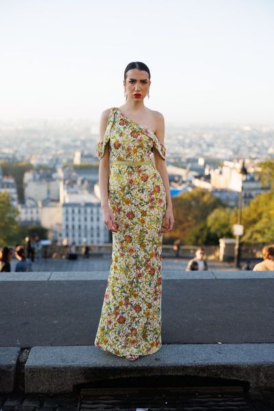 Rochie SOLARIA QUEEN lunga, fara maneci, din satin elastic verde deschis (fistic), peste care am aplicat o dantela din bumbac multicolora, prevazuta cu un cordon din satin elastic verde deschis (menta), cu aplicatii manuale de cristale multicolore