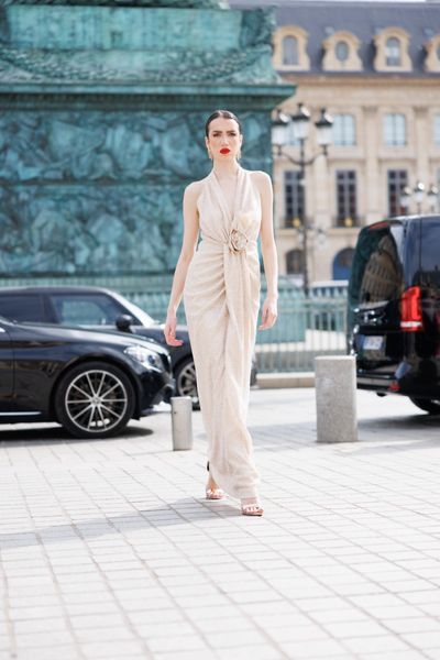 Rochie SOLARIA RETRO BEIGE dintr-o tesatura tip plasa, densa, culoare bej, cu paiete mici, transparente, lunga, fara maneci, spatele gol, dublura din satin bej elastic