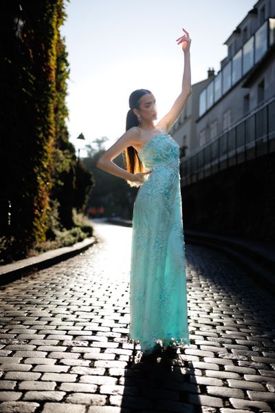 Rochie SOLARIA SKY lunga, fara maneci, din dantela cu flori aplicate, in relief, culoare verde menta, cu margele mici verde menta, cu o bretea din aceeasi dantela pe un umar si in talie, dublura din satin elastic verde menta