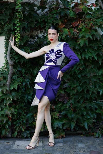 Rochie SOLARIA AMETHIST, scurta, pe un umar, cu o maneca lunga, asimetrica, cu volane, in partea de sus din tul elastic cu micropaiete ivoire, cu insertii de catifea mov si cristale mov