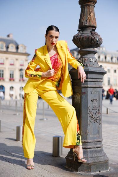 Costum SOLARIA YELLOW format din sacou cu maneca lunga, pantaloni lungi, top cu bretele din crep imperial galben, cu aplicatii din voal cu insertii de catifea colorata (galben, fuchsia, verde) si cristale colorate, dublura din satin elastic galben