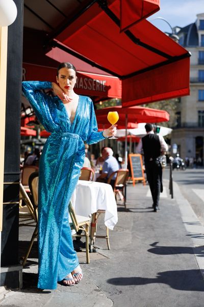 Rochie SOLARIA BLUE SKY lunga, cu maneci lungi, decolteu adanc, din tul elastic cu micropaiete bleu, cu aplicatii din cristale multicolore, dublura din satin elastic bleu