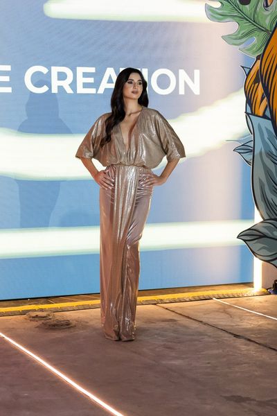 Rochie 74 – THE CREATION MIRROR lunga, eleganta, bej, din material elastic peliculizat si metalizat, peste care, in partea de sus si in partea din fata, central, pana jos, am aplicat o plasa aurie, cu maneci pana la cot, cu un decolteu indraznet