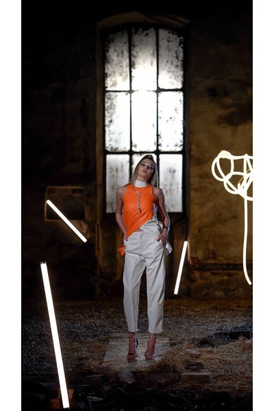 Top KARA ORANGE IVORY – THE KINGDOM OF IVORY elegant si senzual, fara maneci, din piele ecologica elastica premium orange si ivoar